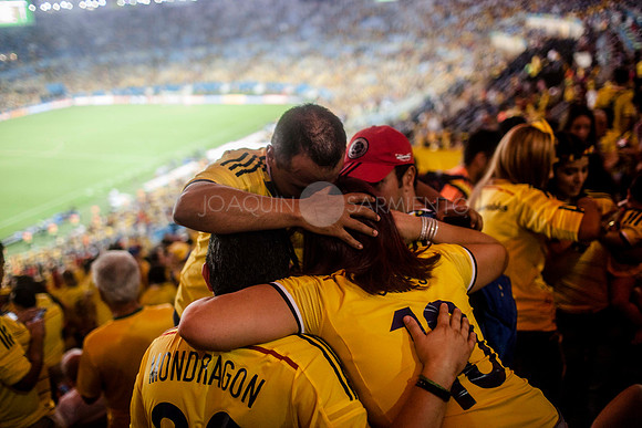 Familiares de los jugadores de la Selección Colombia animan durante el partido de octavos de final que Colombia le ganó a Uruguay 2 a 0, en el estadio Maracaná, en Rio de Janeiro, el 28 de junio de 20
