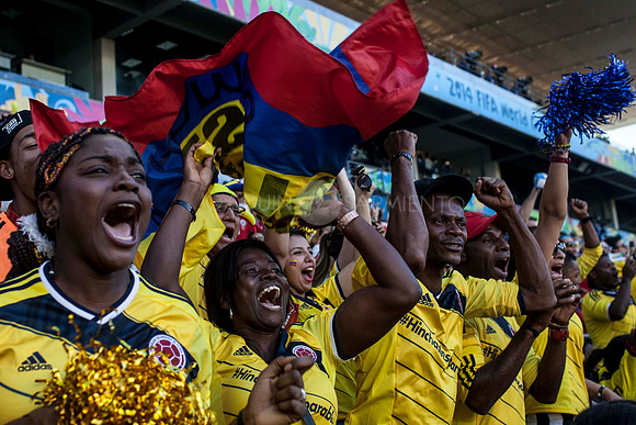 Familiares de Jackson Martinez y Adrian Ramos celebran el primer gol durante el partido que Colombia le ganó 4 a1 a Japón en Cuiaba el 24 de junio de 2014.