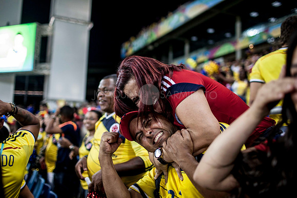 Pilar, madre de James Rodriguez celebra el cuarto gol que marco su hijo durante el partido que Colombia le ganó 4 a1 a Japón en Cuiaba el 24 de junio de 2014.