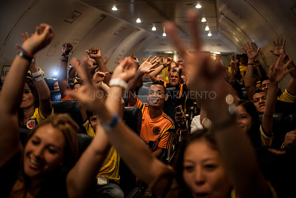 Familiares de los jugadores de la selección Colombia celebran en el avión hacia Belo Horizonte antes del partido de Colombia contra Grecia en Sao Paulo el 14 de junio de 2014.