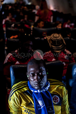 Orlando, padre del delantero de la Selección Colombia Jackson Martinez, duerme durante el vuelo en el avión de la Fuerza Aerea Colombiana, antes del partido de cuartos de final entre Brasil y Colombia