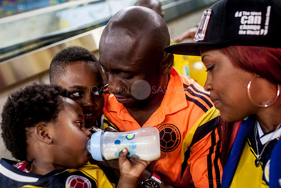 El defensa de la Selección Colombia Pablo Armero, saluda a sus hijos Pablo y Brandon y a su esposa Maria Elena, después del partido de octavos de final que Colombia le ganó a Uruguay 2 a 0, en el esta
