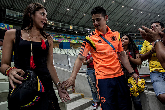 James Rodriguez, volante de la Selección Colombia, se despide de su esposa Daniela, después del partido de cuartos de final que Colombia perdió contra Brasil 2 a 1 en el estadio Castelao en Fortaleza,