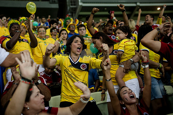 Luciano, hijo de Mario Alberto Yepes, celebra el gol durante el partido de cuartos de final que Colombia perdió contra Brasil 2 a 1 en el estadio Castelao en Fortaleza el 4 de julio de 2014.