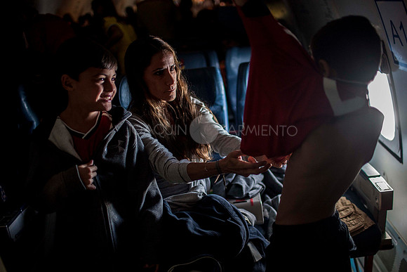 Adriana viste a Luca y a Paolo, esposa e hijos del arquero de la Selección Colombia Faryd Mondragon durante el vuelo en el avión de la Fuerza Aerea Colombiana rumbo al partido de cuartos de final entr