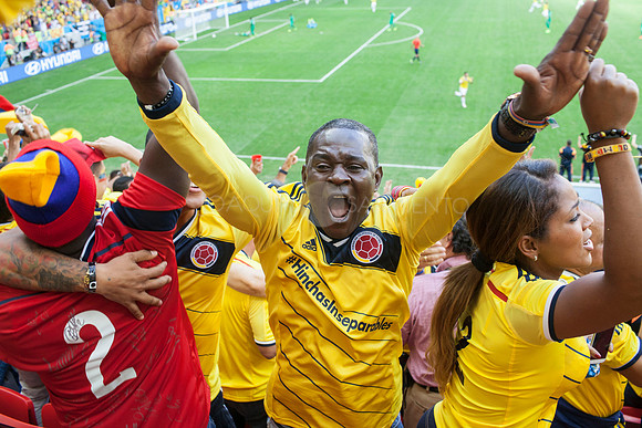 José padre del defensa de la selección Colombia Christian Zapata celebra el segundo gol de Colombia durante el partido entre Colombia y Costa de Marfil en Brasilia el 19 de junio de 2014.