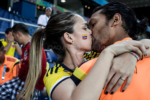 El volante de la selección Colombia Abel Aguilar saluda a su esposa Natalia, después del partido que Colombia le ganó a Japón por 4-1 en Cuiaba el 24 de junio de 2014.