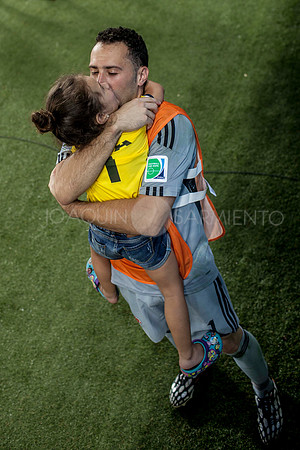 David Ospina arquero de la selección Colombia, saluda a su hija Dulce María despues el partido que Colombia le ganó 4 a1 a Japón en Cuiaba el 24 de junio de 2014.