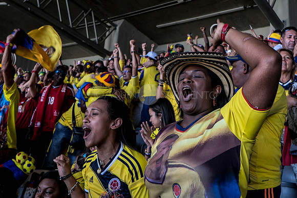Wendy(C) y Silvia, hermana y madre del volante de la selección Colombia Freddy Guarin celebra un gol durante el partido entre Colombia y Grecia en Belo Horizonte el 14 de junio de 2014.