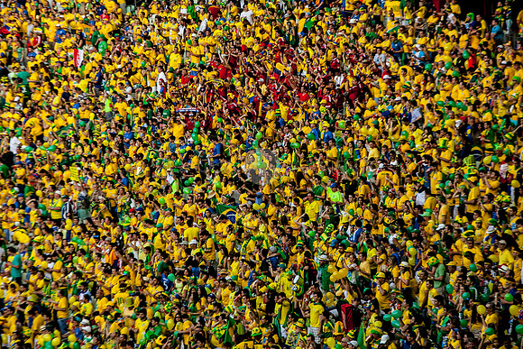 Hinchas colombiano animan desde la tribuna antes del partido de cuartos de final que Colombia perdió contra Brasil 2 a 1 en el estadio Castelao en Fortaleza, el 4 de julio de 2014.
