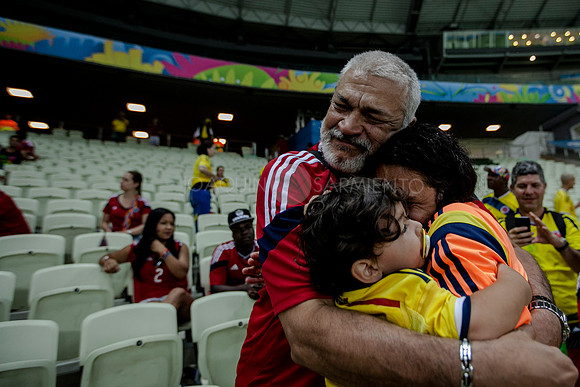 Mario Alberto Yepes, capitán de la Selección Colombia, es consolodao por su padre Mario, después del partido de cuartos de final que Colombia perdió contra Brasil 2 a 1 en el estadio Castelao en Forta