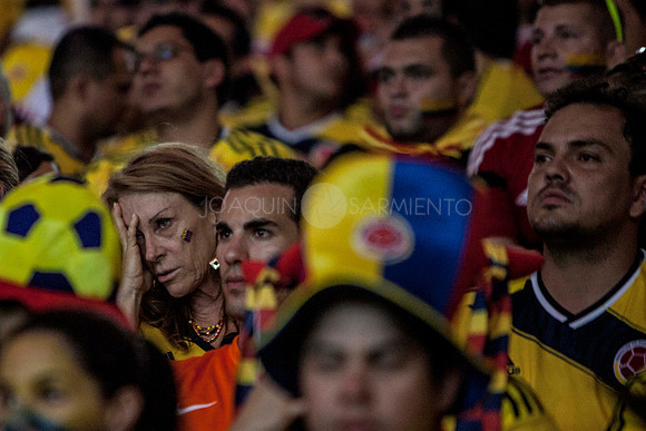 Matilde, esposa del director de la Selección Colombia José Nestor Péckerma, sufre durante el partido de octavos de final que Colombia le ganó a Uruguay 2 a 0, en el estadio Maracaná, en Rio de Janeiro