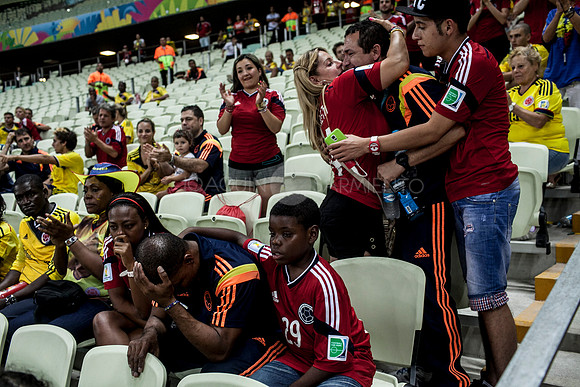 Miembros del cuerpo técnico son consolados por sus familiarres después del partido de cuartos de final que Colombia perdió contra Brasil 2 a 1 en el estadio Castelao en Fortaleza, el 4 de julio de 201