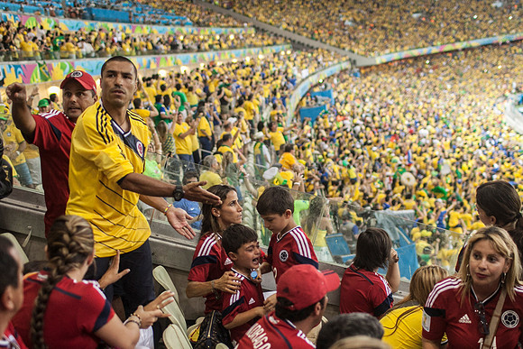 El ex-jugador de la Selección Colombias Iván Ramiro Córdoba discute con hinchas brasileros durante el partido de cuartos de final que Colombia perdió contra Brasil 2 a 1 en el estadio Castelao en Fort