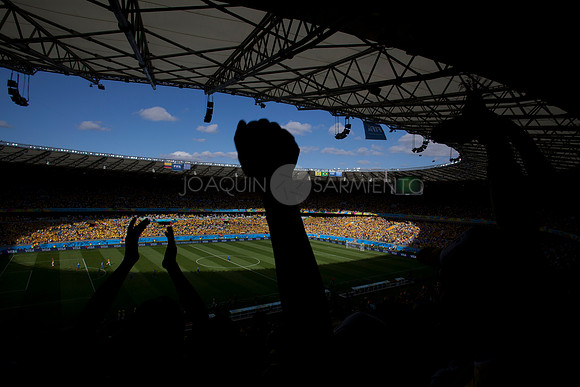 Hinchas celebrana durante el partido en Colombia y Grecia en Belo Horizonte el 14 de junio de 2014.