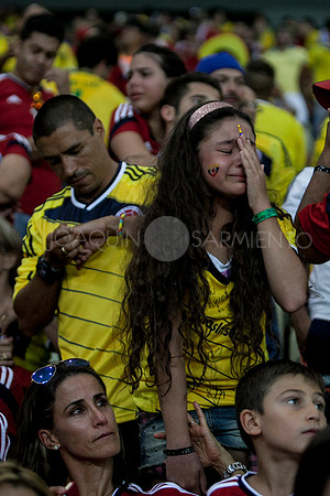 Miranda hija del capitán de la Selección Colombia Mario Alberto Yepes, es consolada por el Adriana esposa de Faryd Mondragón, después del partido de cuartos de final que Colombia perdió contra Brasil