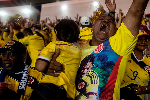 Teofilo, padre del delantero de la Selección Colombia, Teofilo Guiterrez, celebra el seguno gol durante el partido de octavos de final que Colombia le ganó a Uruguay 2 a 0, en el estadio Maracaná, en